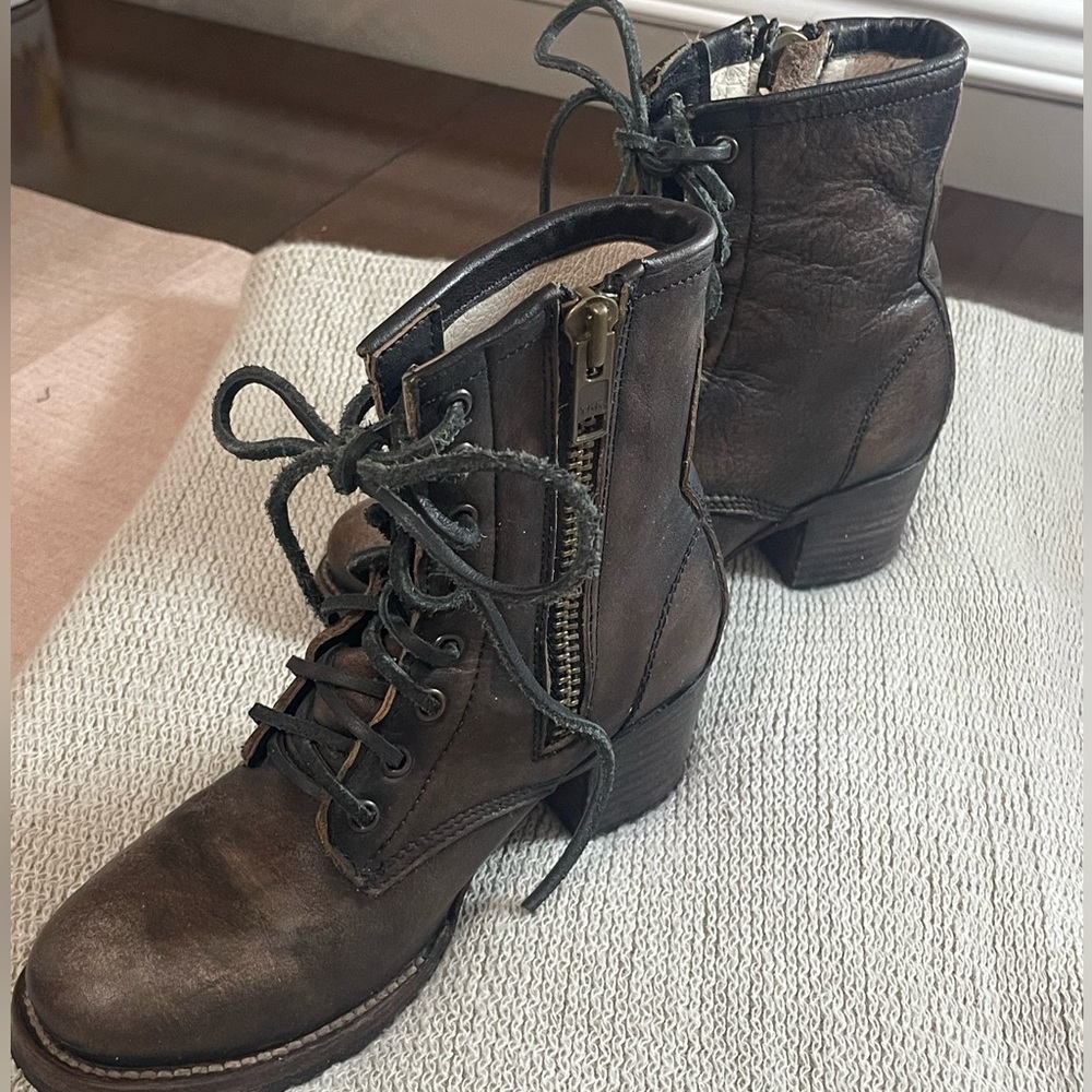 Freebird side zip boot